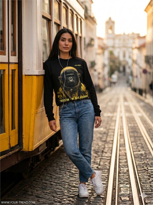 Astro Ape Sweatshirt vor der gelben Bica-Tram in Lissabon