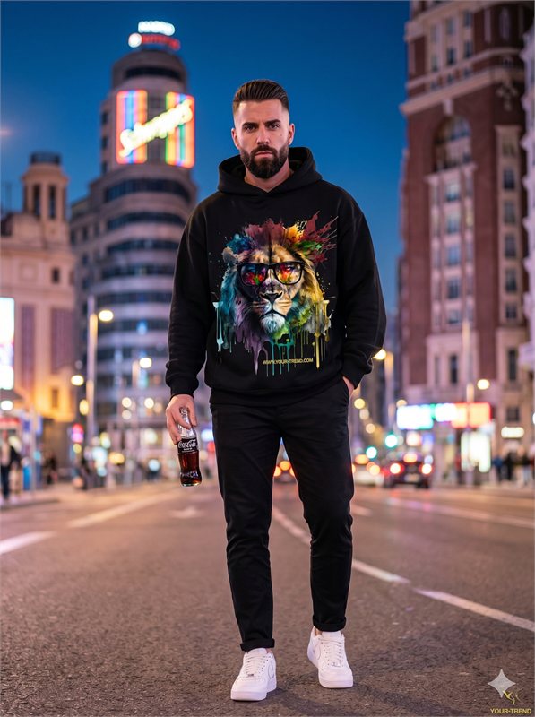 King Pop Hoodie auf der Gran Vía in Madrid bei Nacht