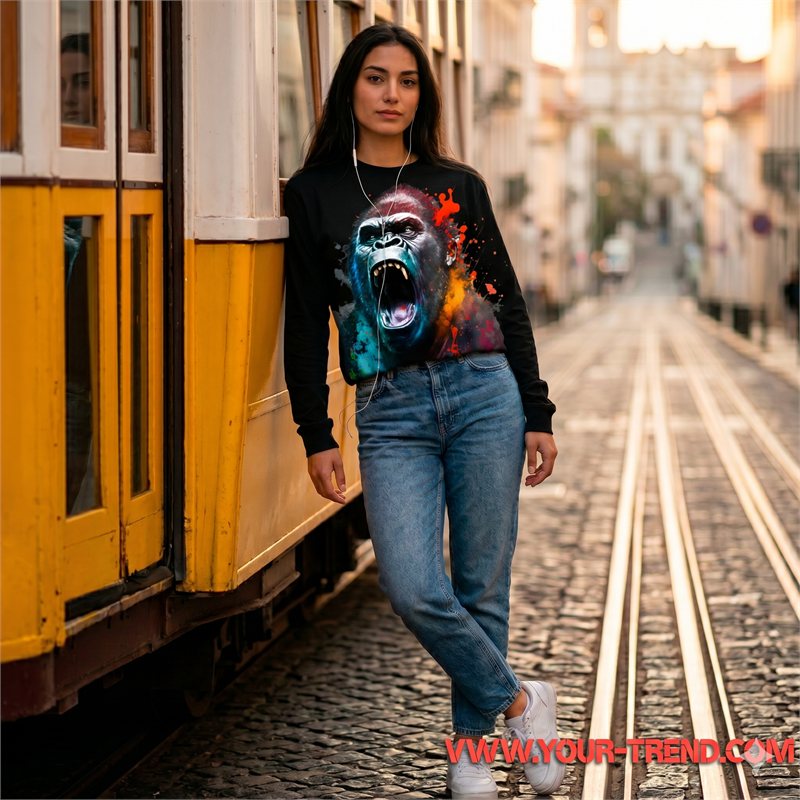 Silverback Sweatshirt vor der Bica-Tram in Lissabon